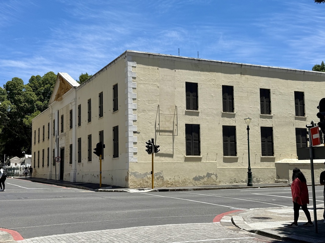 Triste batiment de l'epoque des Hollandais 1652-1795, 600 esclaves étaient