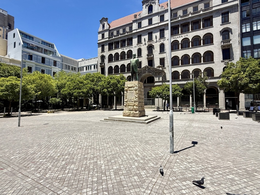 puis mis en vente sur cette place de l'autre coté de la rue