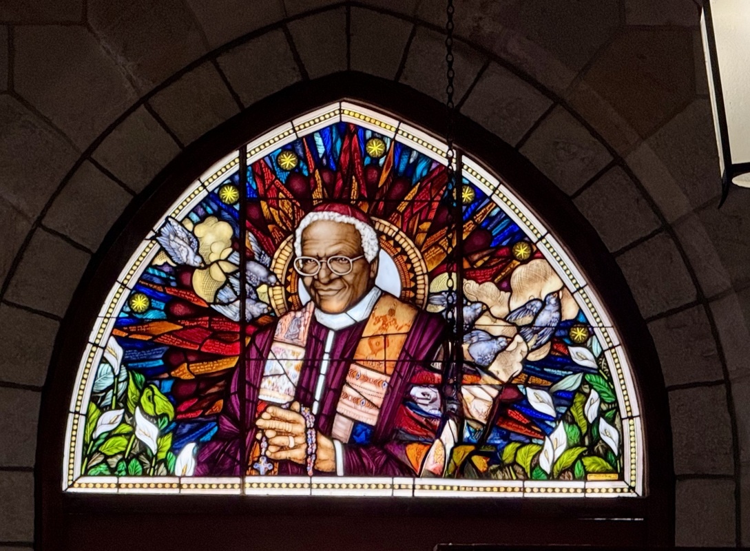un vitrail de desmond Tutu, archeveque dans cette basilique au cap et artisant de la fin de l'apartheid