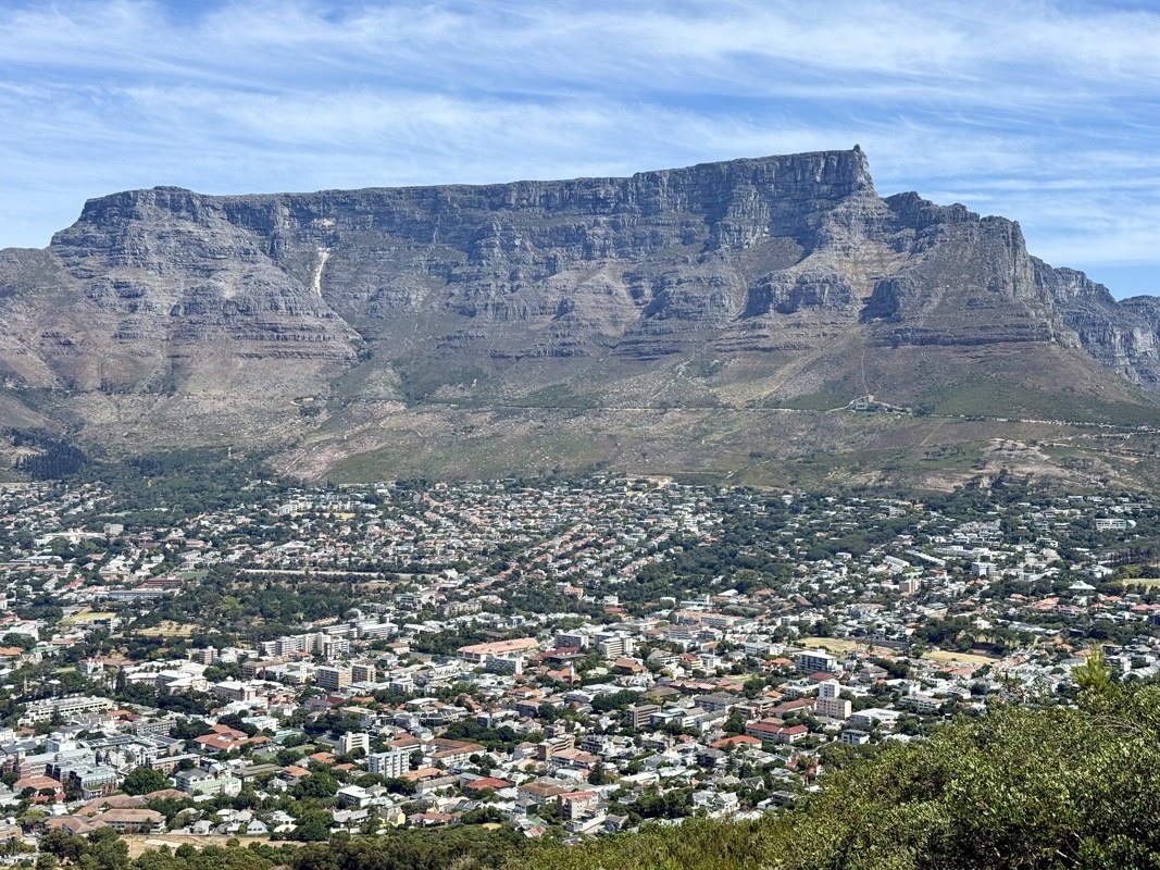 vue de table montain d'en bas, sans trop de nuages!