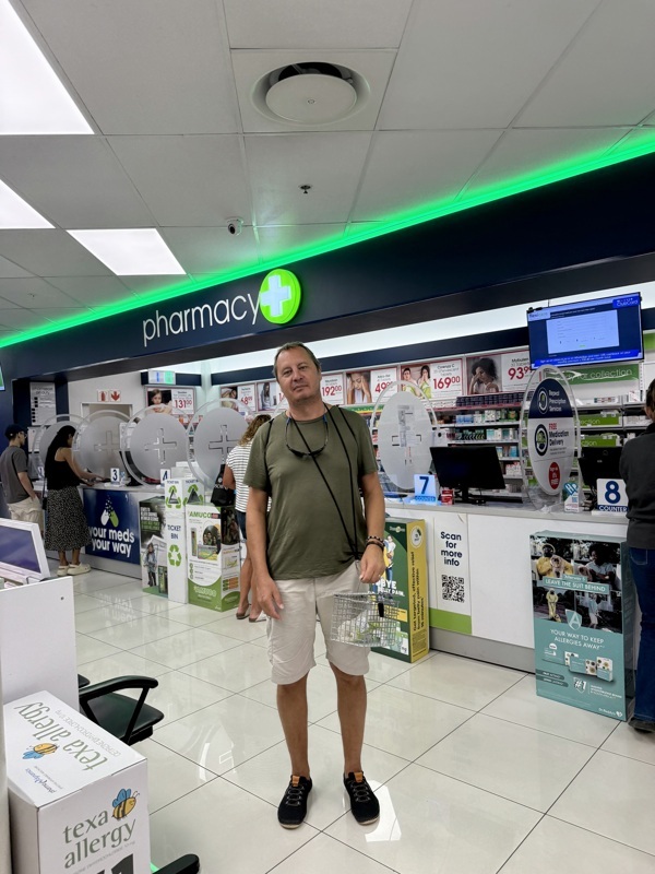 Je me ballade avec une cage sécurisée avec des médicaments. Pour ne pas voler dans les autres rayons….