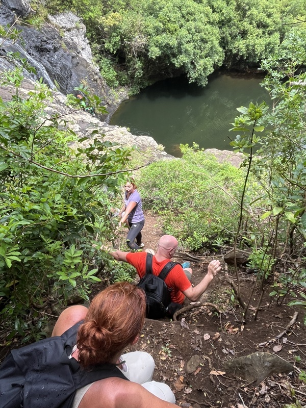 Le sol boueux n’aide pas à la descente