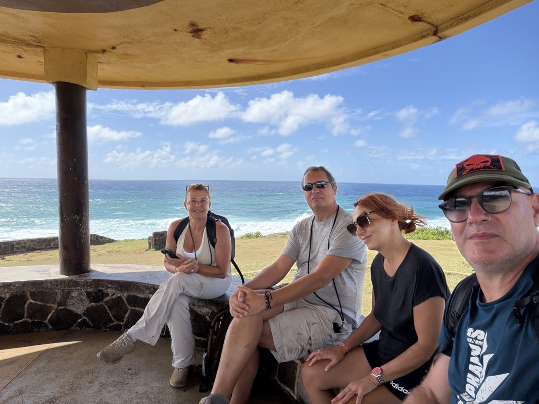 attente de notre guide Arveen à la plage gris gris
