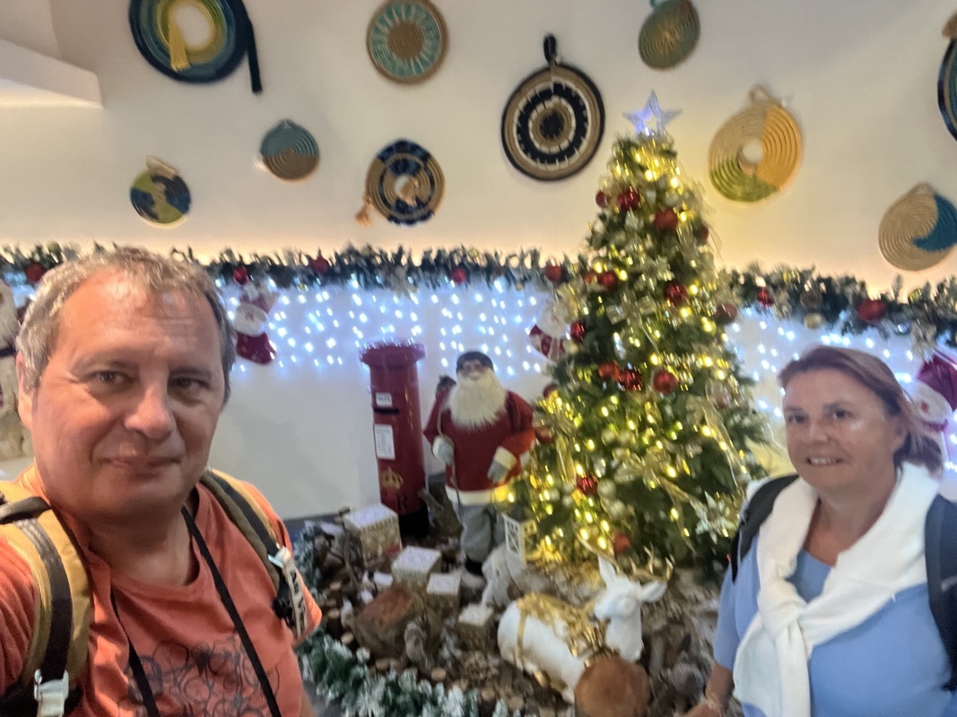 À l’aéroport, bizarre les sapins de Noël, la crèche et nous en tongs et short