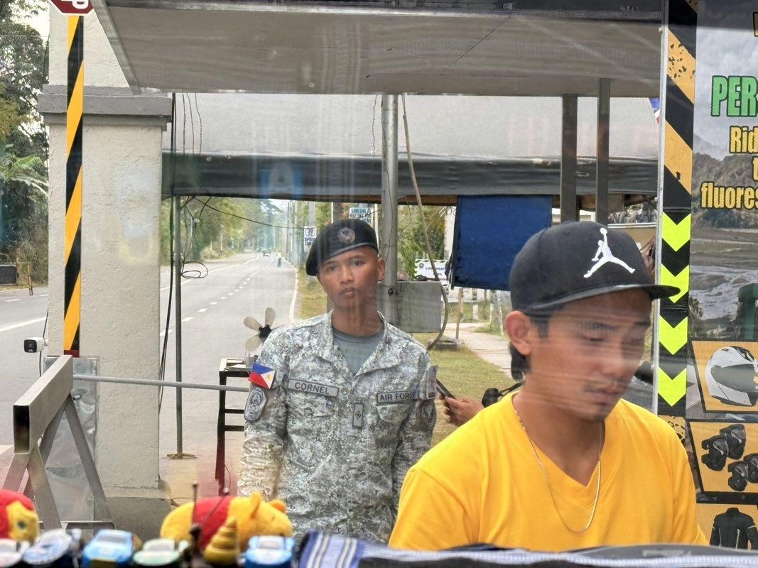 controle militaire, passeports pour tout le monde etc