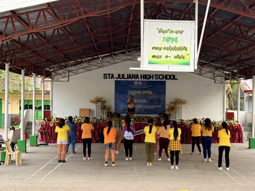 dans le village, gym collective en extérieur! sympa!