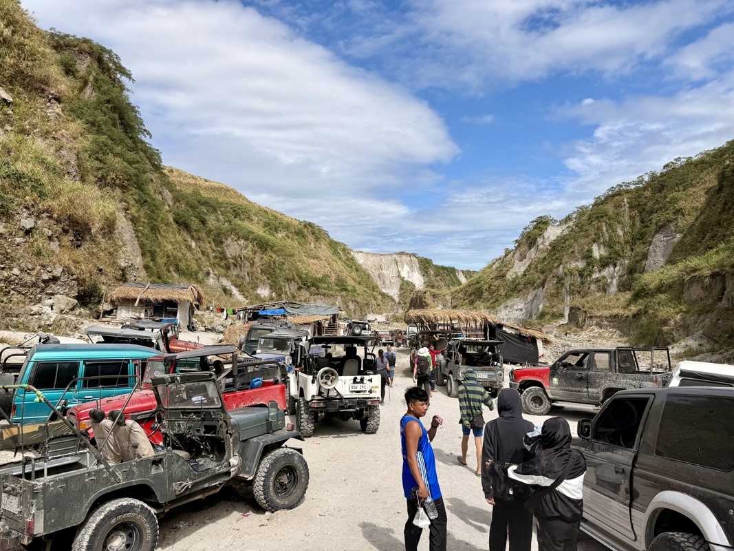 arrivée au camp de base des jeeps