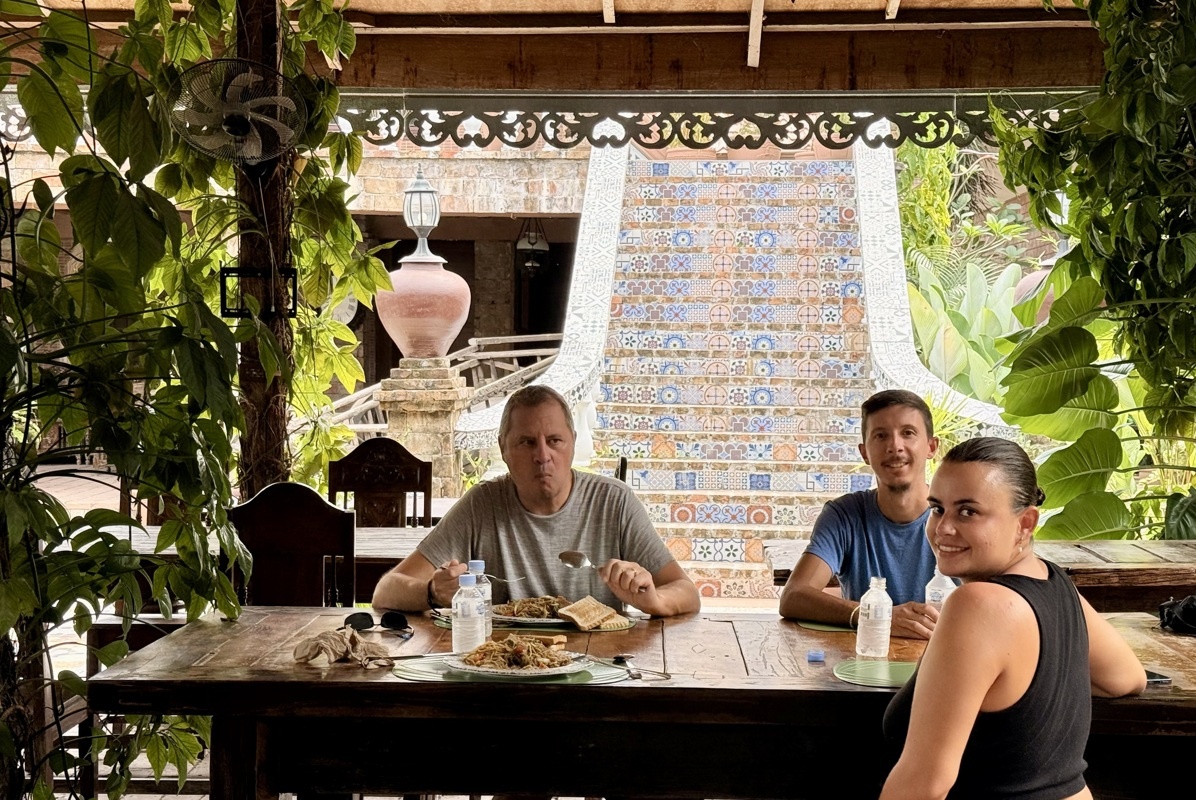 on déjeune après une douche salvatrice et avant de reprendre la route avec Jake pour Manille