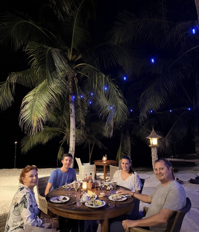 Le soir dîner les pieds dans le sable