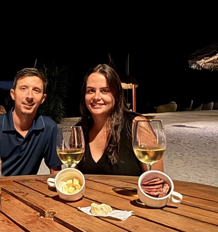Apéro sur la plage, saucisson, chèvres du marché du Brusc, comté, pain ramenés pour se souvenir des bons produits Français
