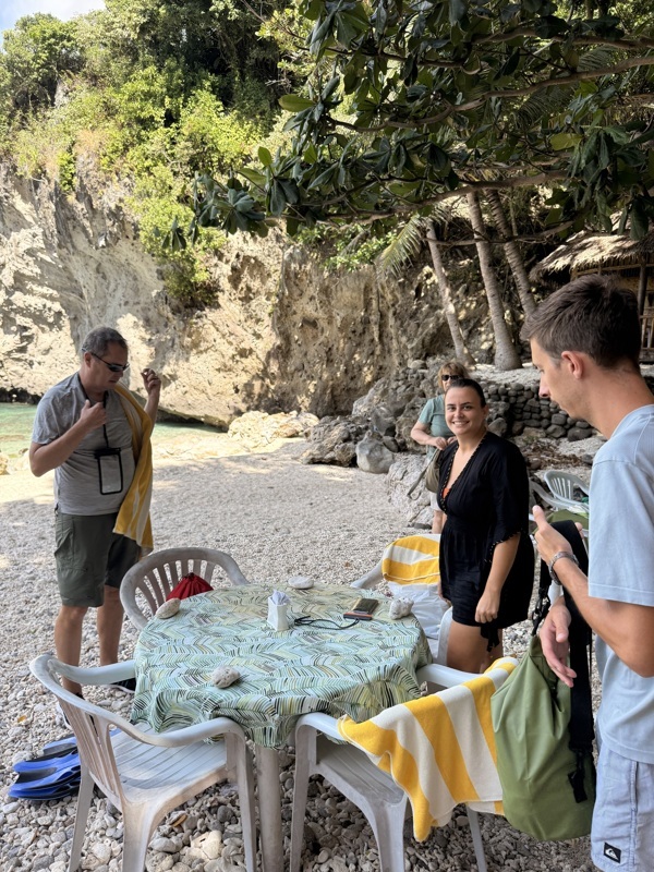 Déjeuner à Apo island