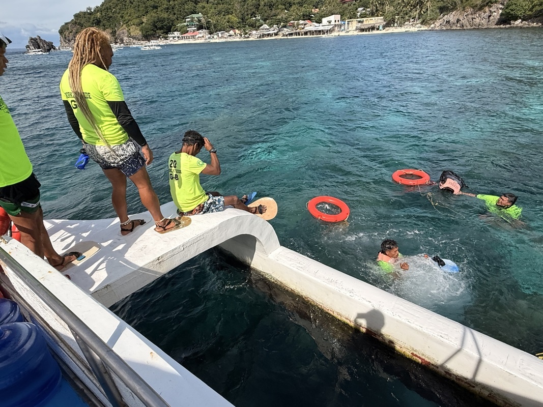 Nos guides snorkeling quittent le navive