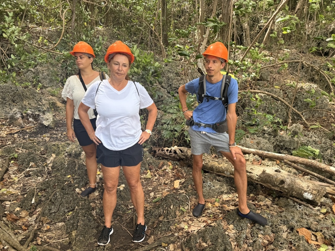 L’équipe de spéléologues en herbes