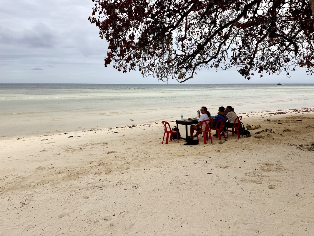 Notre table sur la grande plage de sable blanc de Anda