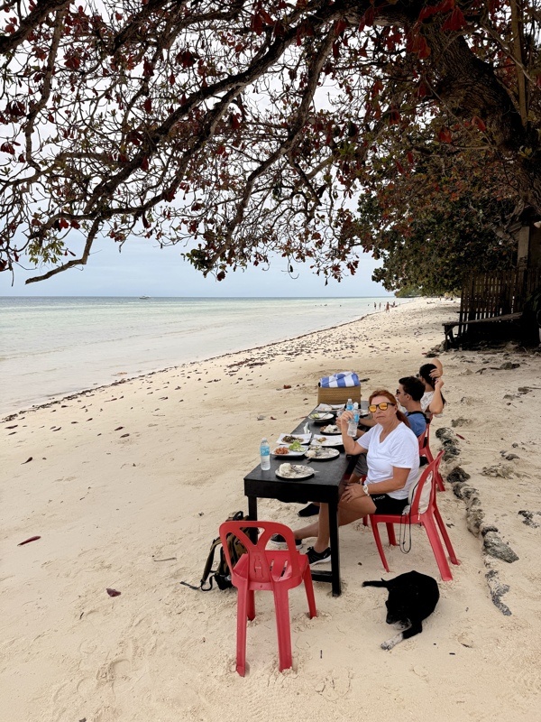 On est franchement pas mal la! Le sable blanc, l’eau turquoise, la chaleur, manque juste un peu (pas trop) de soleil pour la couleur