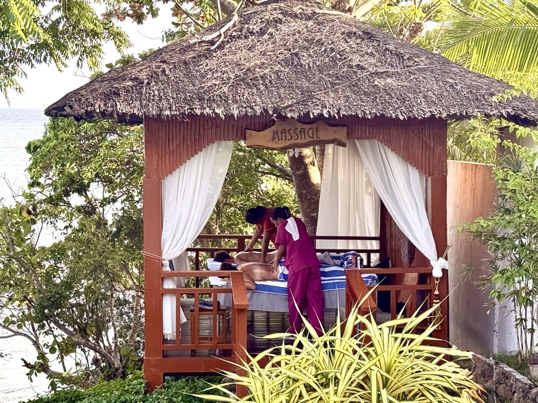 Sceance massage au dessus de la plage, devant notre bungalow