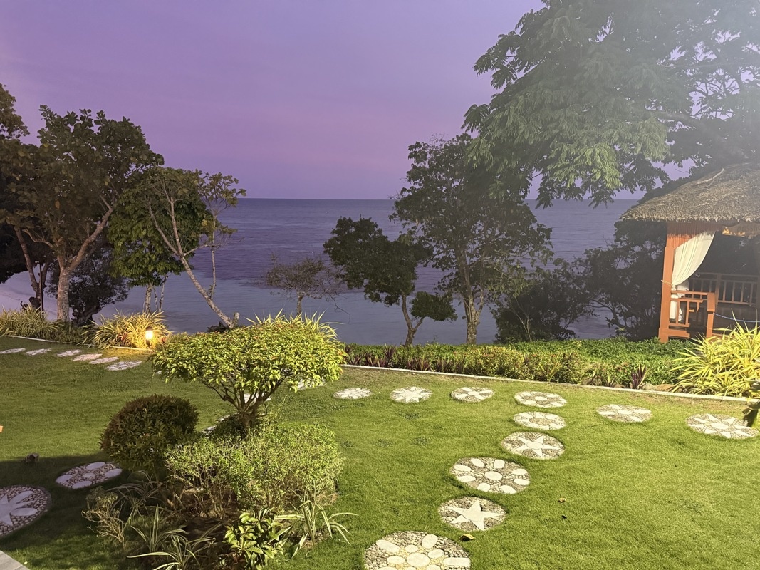 Vue de notre terrasse au coucher de soleil. (Réalisé sans filtre ni modification couleur de photo)