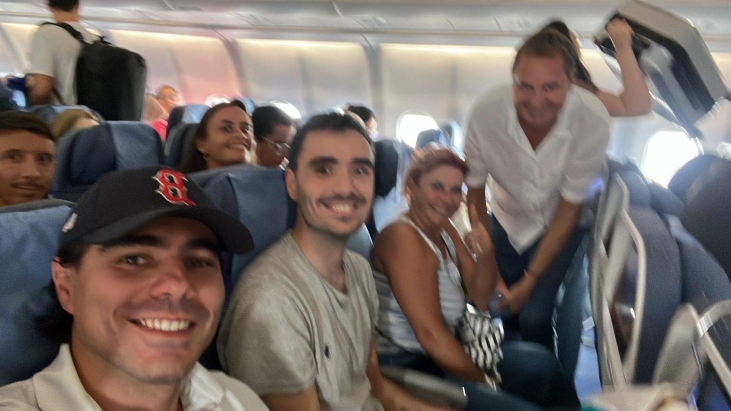 Déjà les premières rencontres dans l’avion. Maxime et Corentin